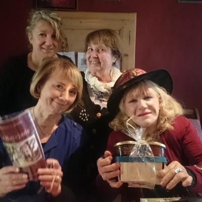 Claudine, Mireille, Catherine les finalistes et leur professeur